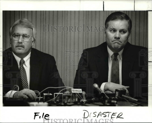 1989 Press Photo Akron Fire Chief George Romanowski and Mayor Donald Plusquellic - Historic Images