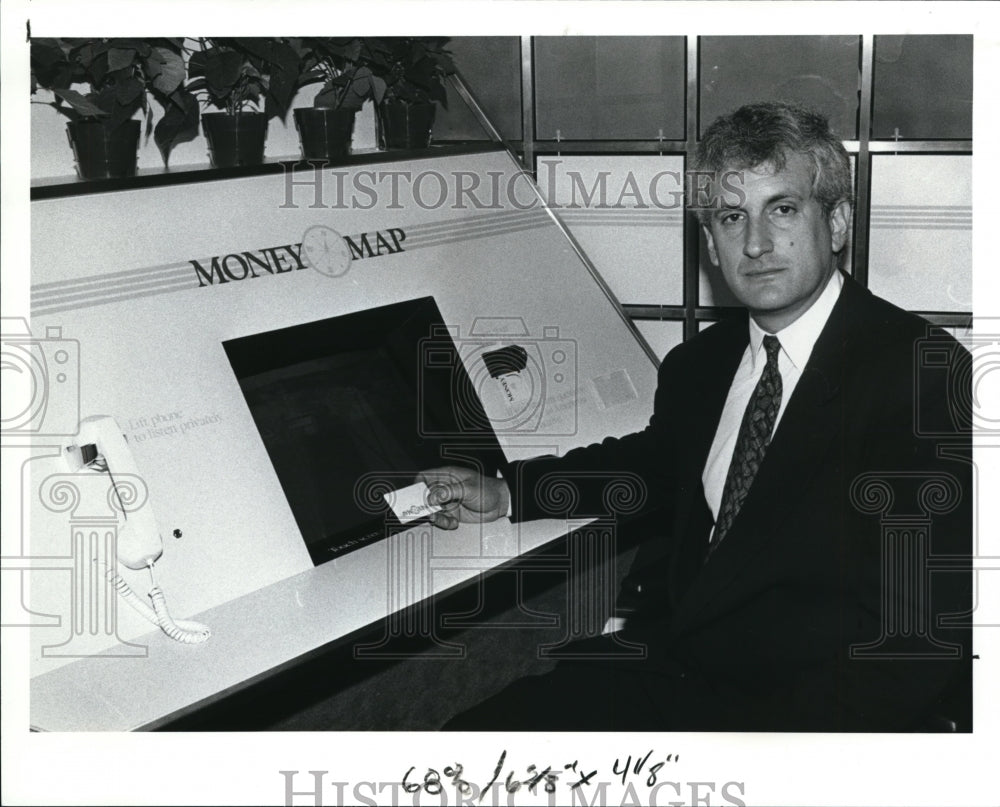 1989 Press Photo Edwin Schlossberg and the money map at Ameritrust - Historic Images