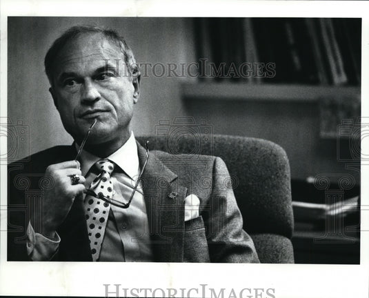 1989 Press Photo Parma Community Hospital's chief executive, Bernard Schlueter - Historic Images