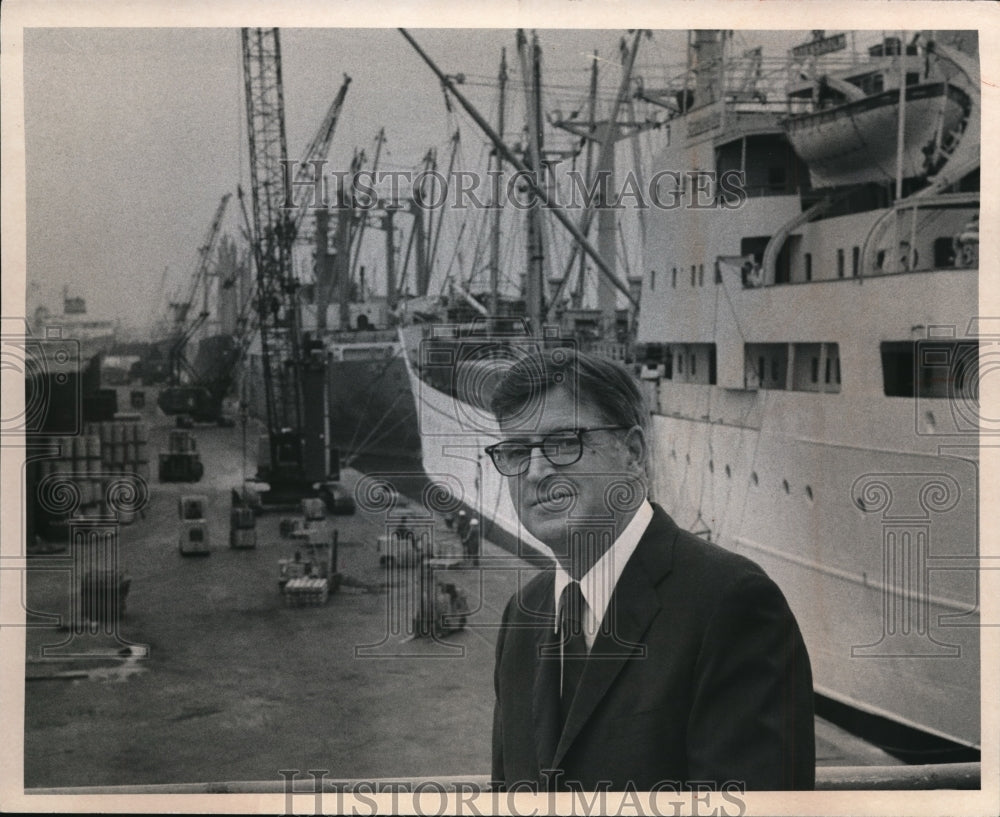 1971 Press Photo Ex Director of Cuyahoga Port Authority, Richard Schultz - Historic Images