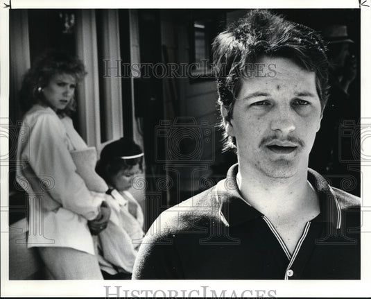 1986 Press Photo Rick Schultz, spokesman for Robyn Field's family and friends - Historic Images