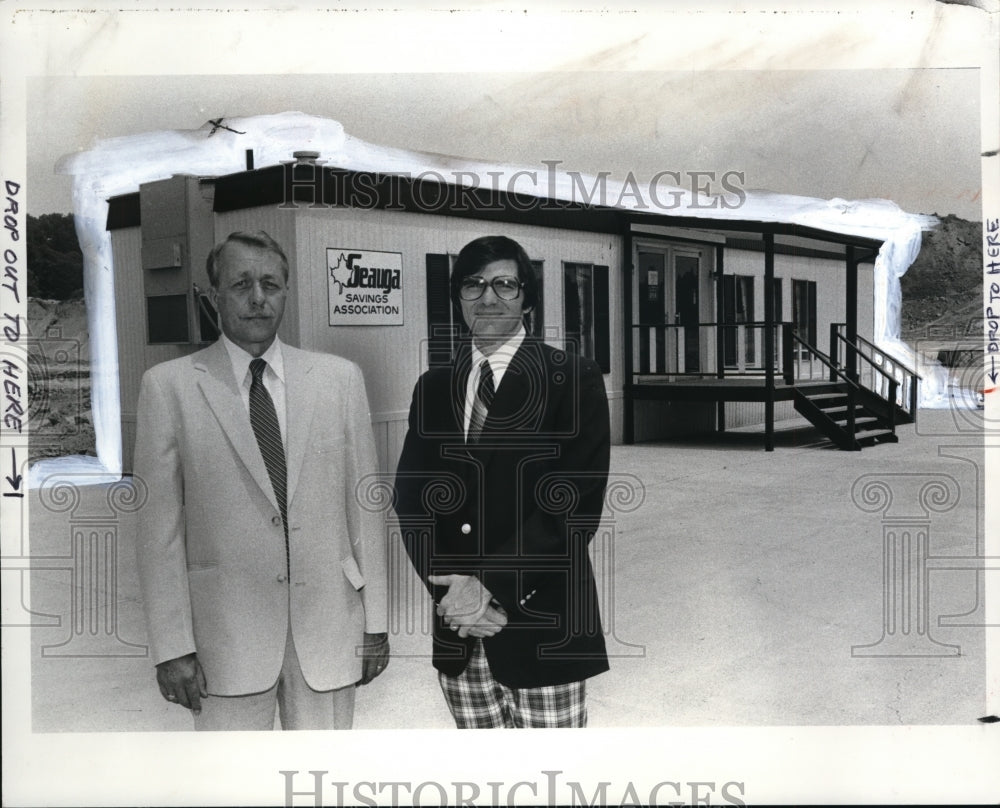 1983 Press Photo Pete roper and Robert Bloom of the Geuga Savings Association - Historic Images