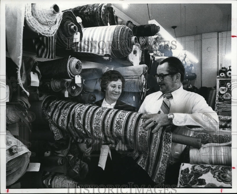 1976 Press Photo Mr. and Mrs. Pete Schindler of the fabric shop - Historic Images