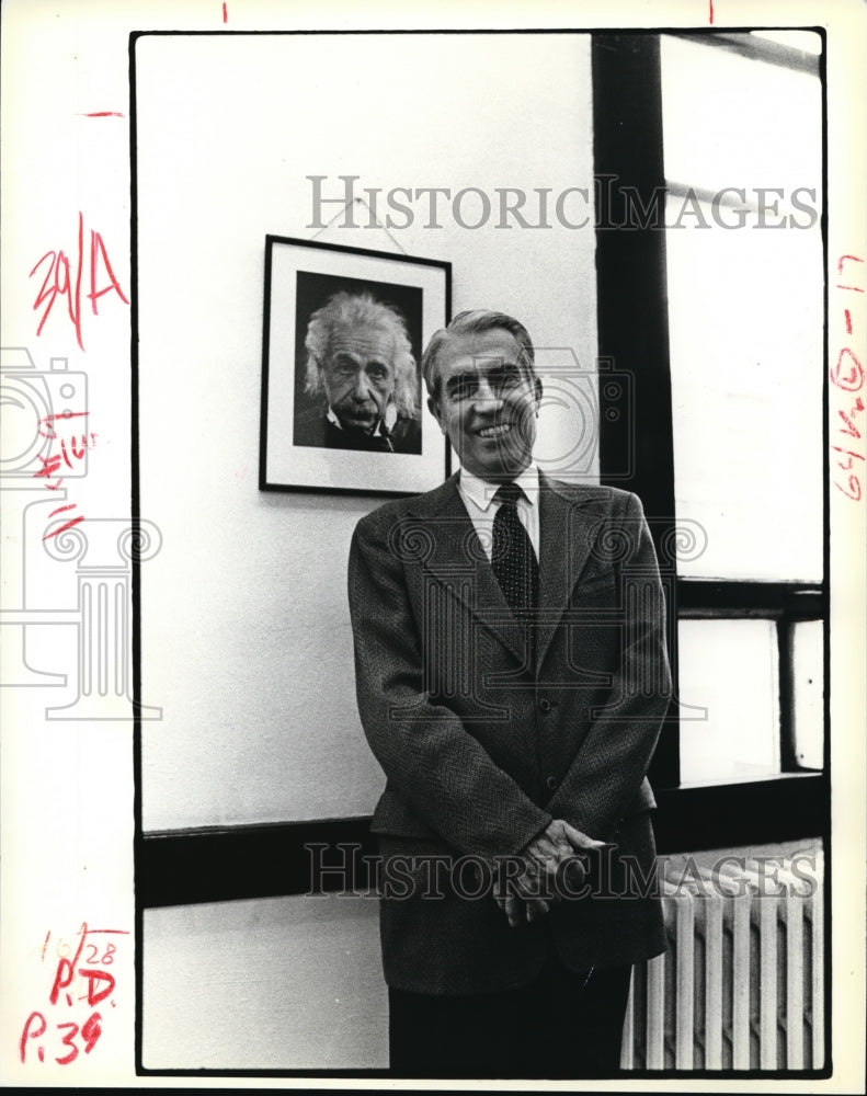 1979 Press Photo Dr. Robert S. Shankland of the CWRU - Historic Images