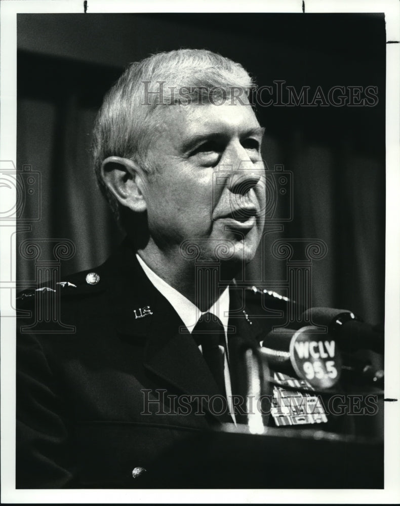 1987 Press Photo Lt Gen John A Shaud speaking at Cleveland City Club - Historic Images