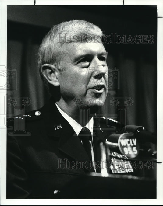 1987 Press Photo Lt Gen John A Shaud speaking at Cleveland City Club - Historic Images
