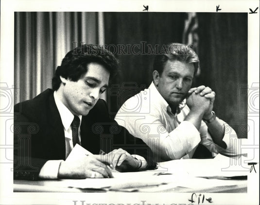 1983 Press Photo Attorney Richard Summers and Dallas E. Simmons - Historic Images