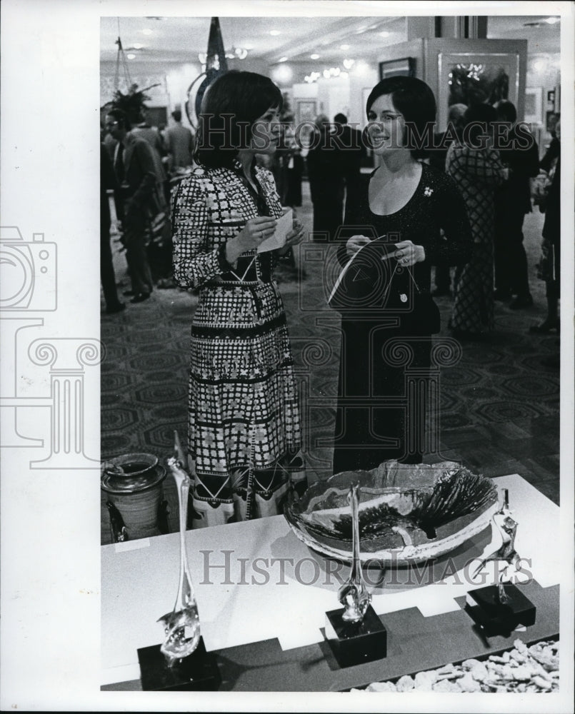 1973 Press Photo Mrs Sanford Shifrin &amp; Mrs Bart Simon at International Arts - Historic Images