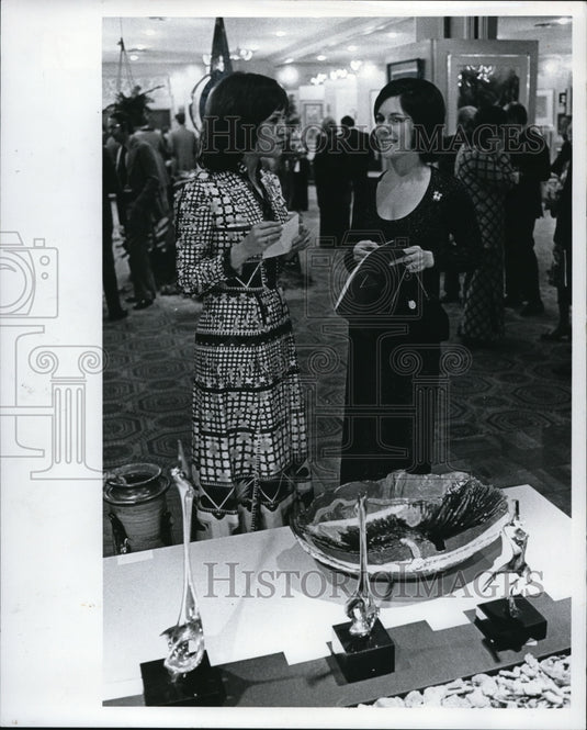 1973 Press Photo Mrs Sanford Shifrin & Mrs Bart Simon at International Arts - Historic Images