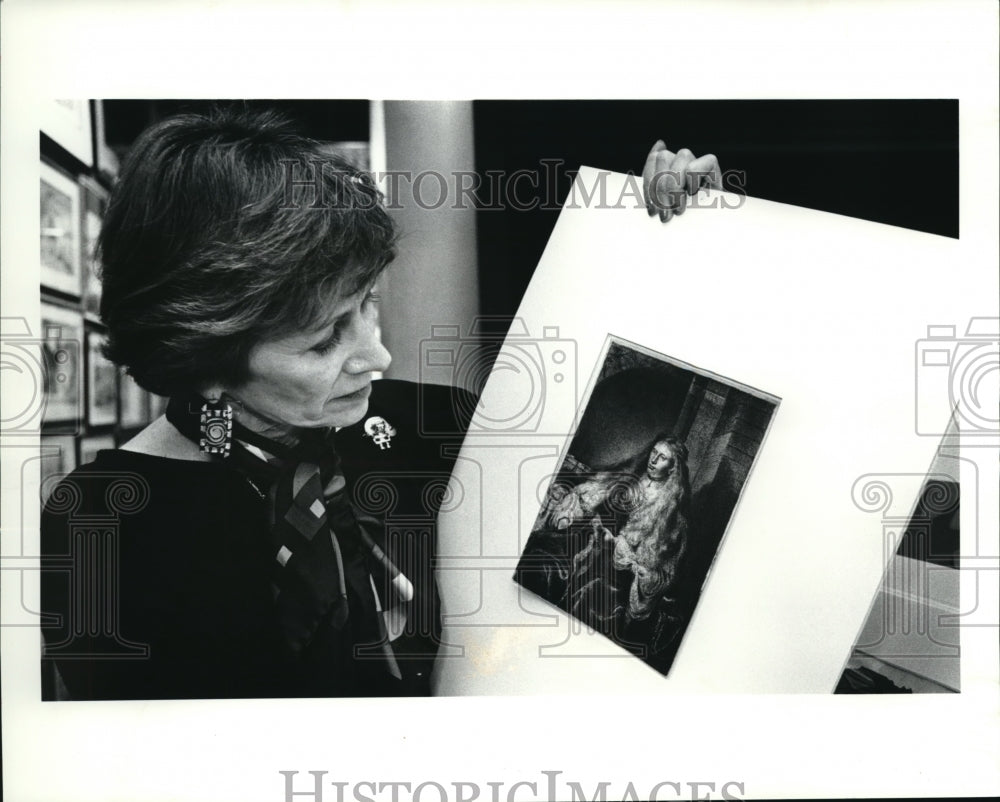 1990 Press Photo Phyllis Seltzer with the Rembrandt print sale at Wolfs gallery-Historic Images