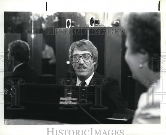 1986 Press Photo Pete Selvaggio at piano bar Bakers Red Baron Richmond Heights-Historic Images