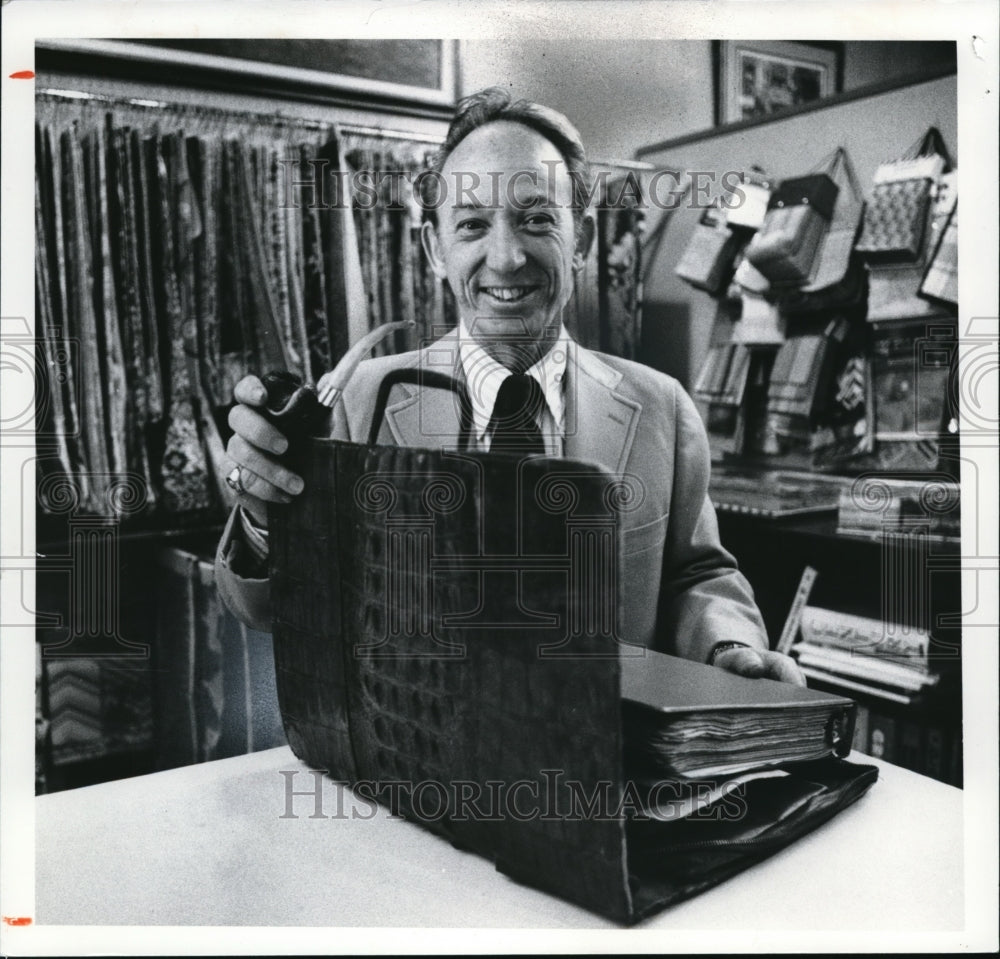 1978 Press Photo Furniture store owner John Sedlak with his old brief case - Historic Images