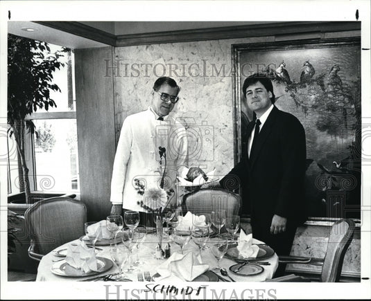 1987 Press Photo Arno Schmidt and the classic restaurant Gen Mgr Frank Shepherd - Historic Images