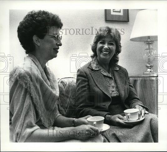 1985 Press Photo Beverly Sills and Rhoda Shapiro, Cleveland Section Jewish Women - Historic Images