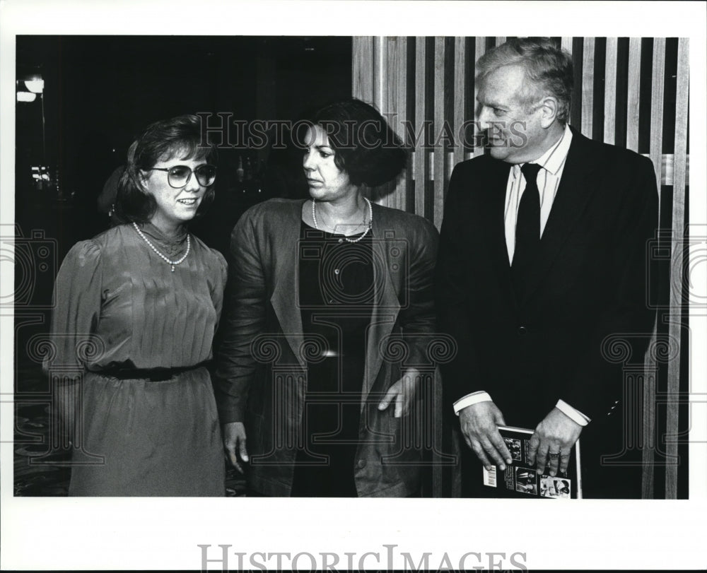 1989 Press Photo Mary Anne Sharkey directo of Editorial Page at P.D Lucheon - Historic Images