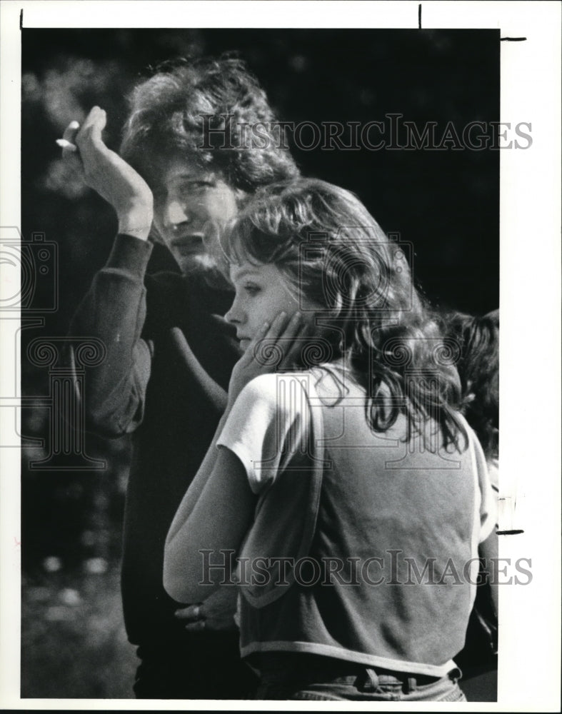 1990 Press Photo James Simko &amp; his wife Paula watch as James&#39; father arrest - Historic Images