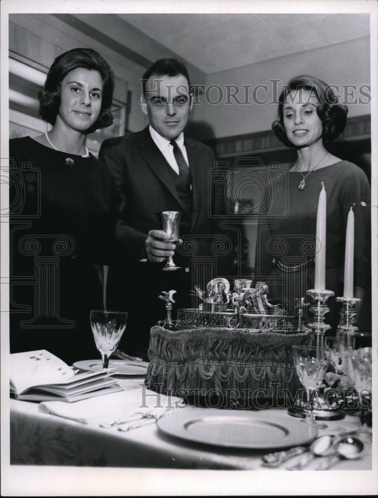 1964 Press Photo Mrs Donald Bercu, Mrs Roger Bercu and Rabbi Daniel J. Silver - Historic Images