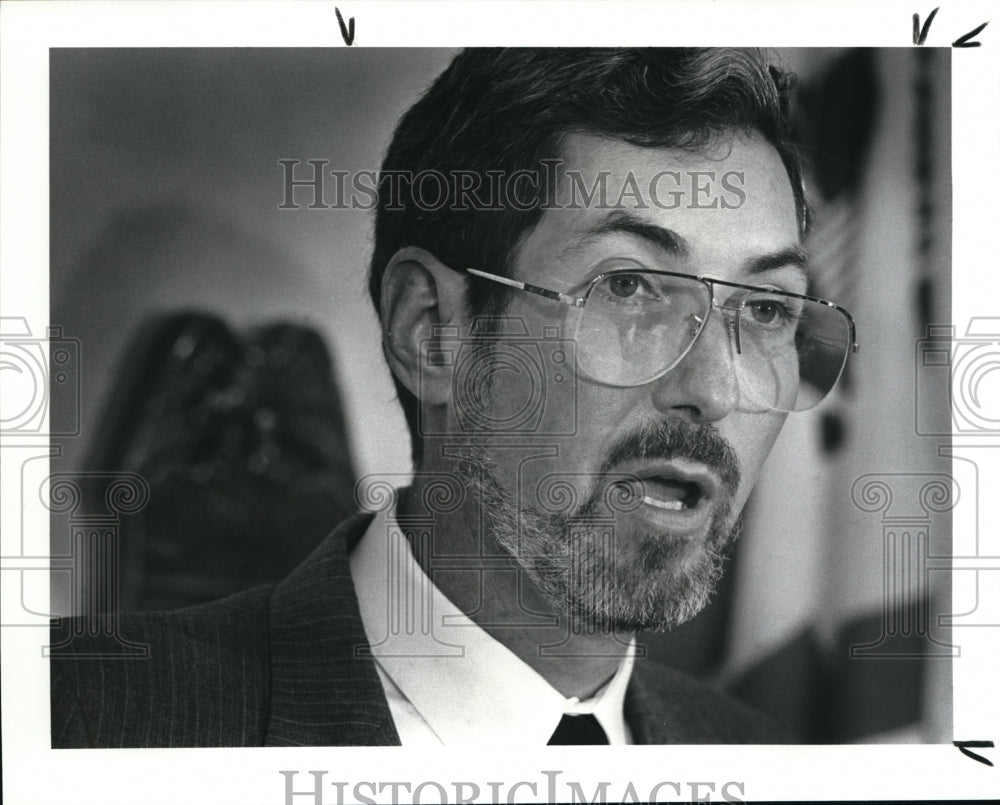 1987 Press Photo Richard P Siegel, US Customs agents holds press conference - Historic Images