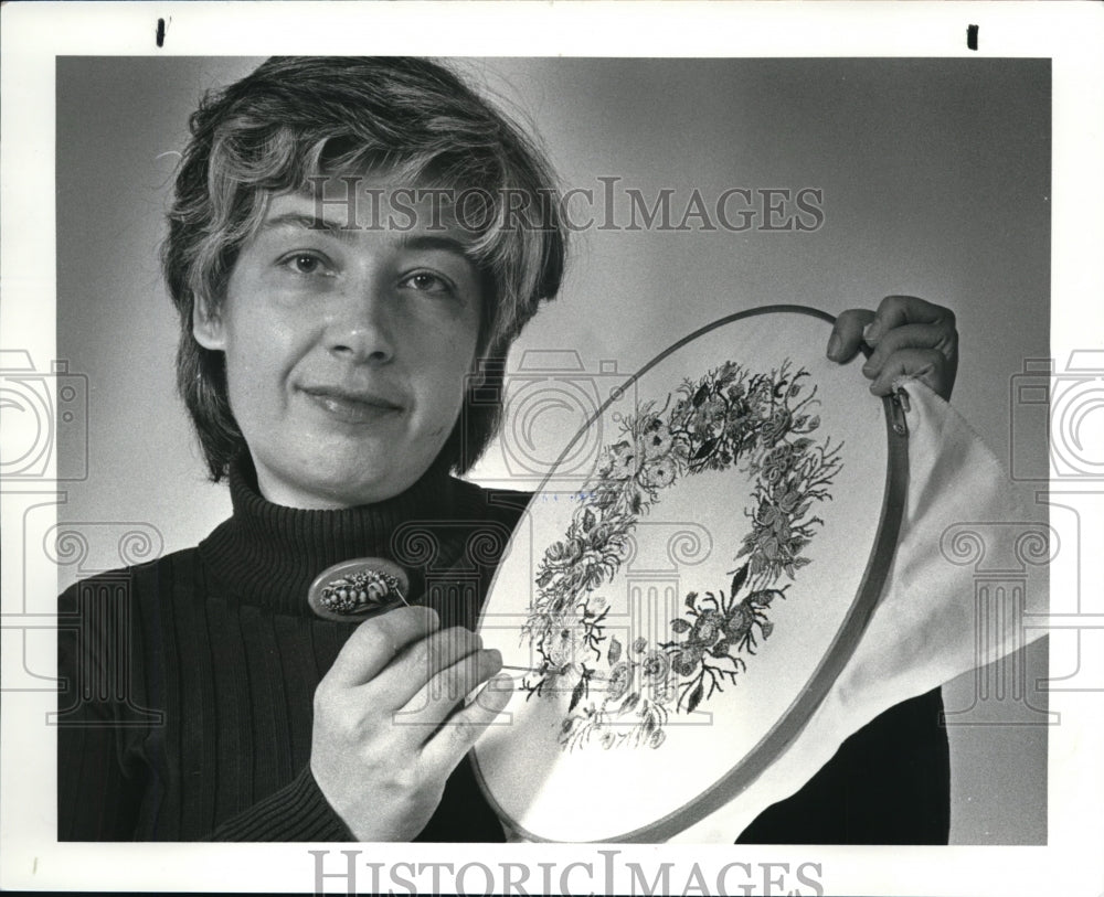 1982 Press Photo Anna Marie Setar with Needlework - Historic Images