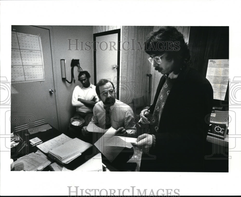 1987 Press Photo Tony Serna checks records of a homeless man named Albert. - Historic Images