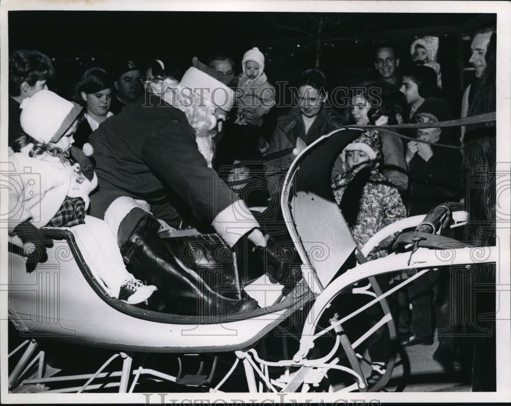 1965 Press Photo Charles D Bacon of Brooklyn Police playing Santa Clause-Historic Images