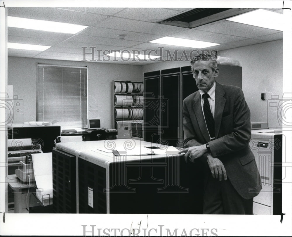 1989 Press Photo Nate Silverman, Dir Northern Ohio Multiple Listening Service - Historic Images