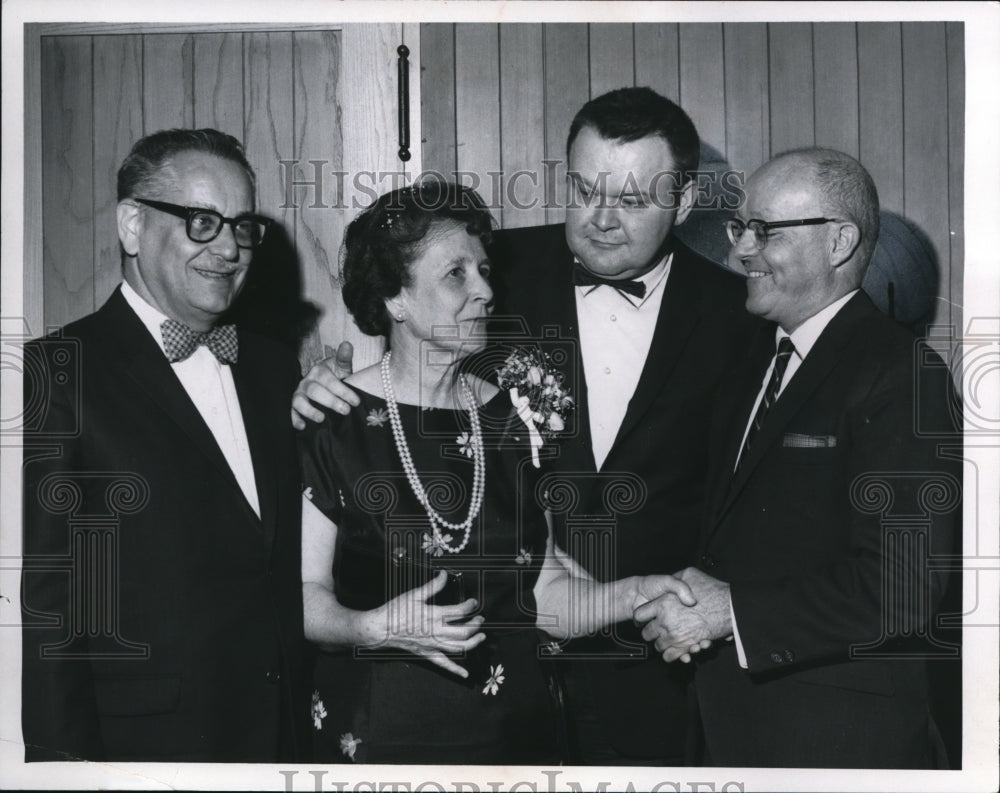 1967 Press Photo PD reporter Don Robertson with David Fishman, Jo Robertson - Historic Images