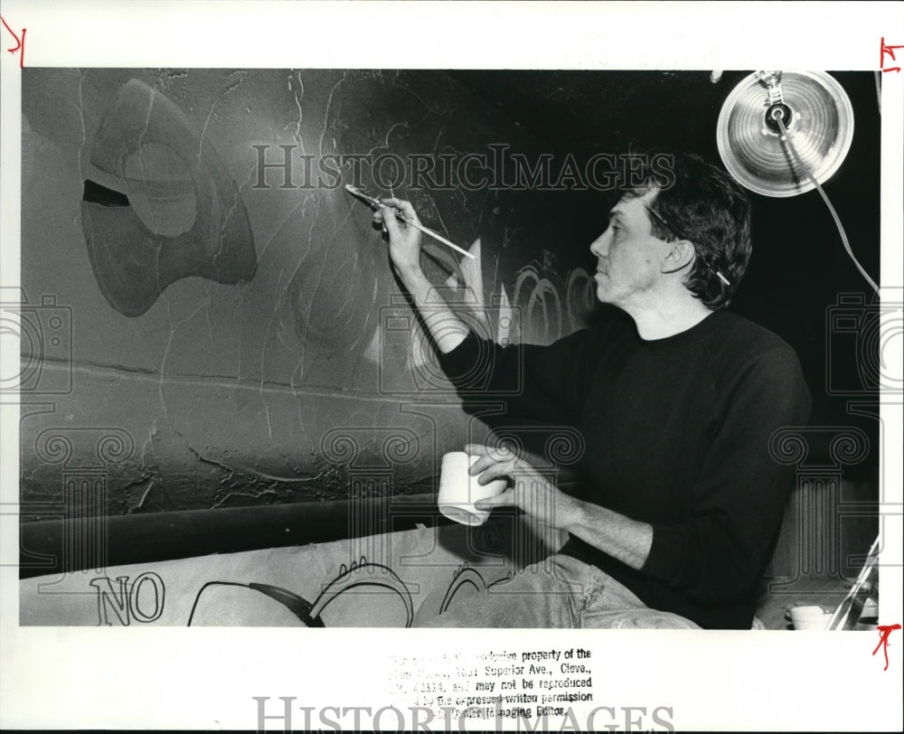 1989 Press Photo Craig Robertson, owner of Hank Cafe at 11729 Detroit Ave - Historic Images