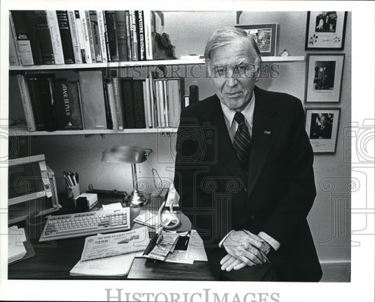 1989 Press Photo Clyde Roberts working at his office at home in Fairview Park-Historic Images