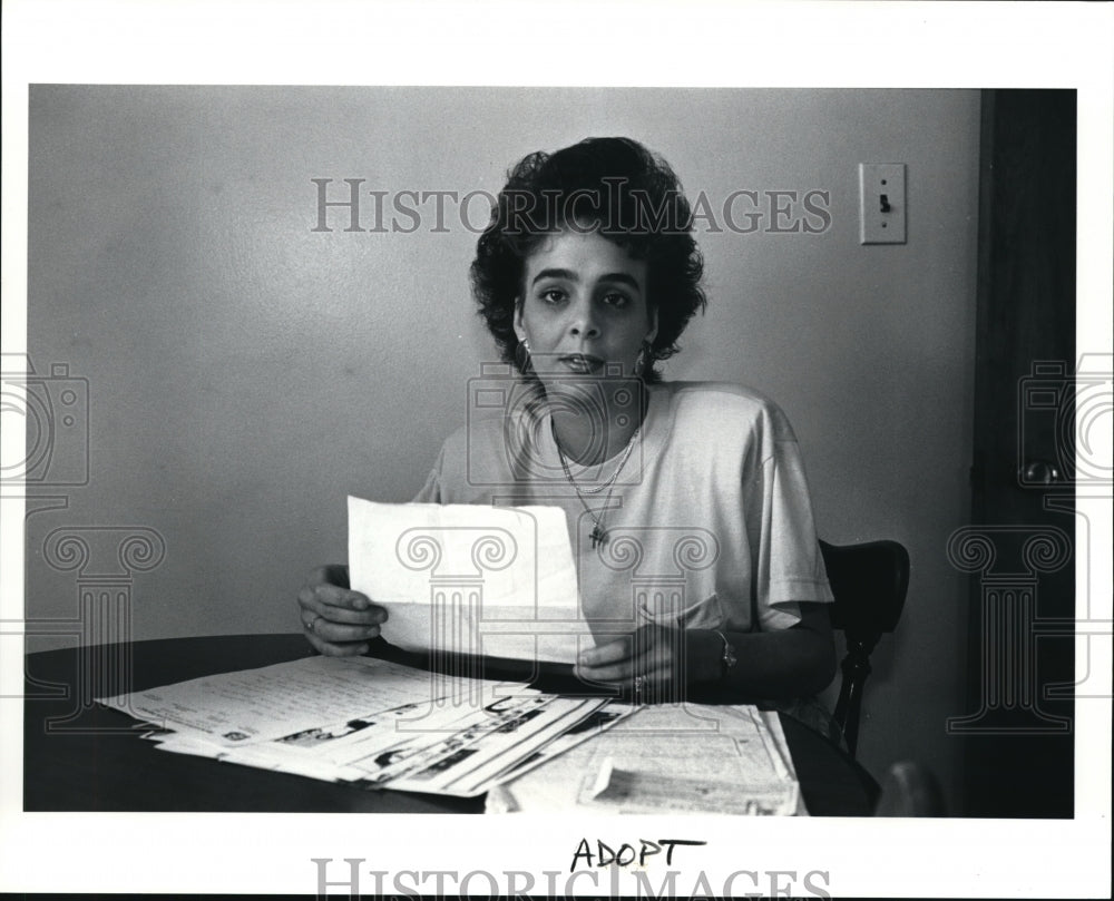 1991 Press Photo Karen Roberts serching for her birth parents - cva41393 - Historic Images