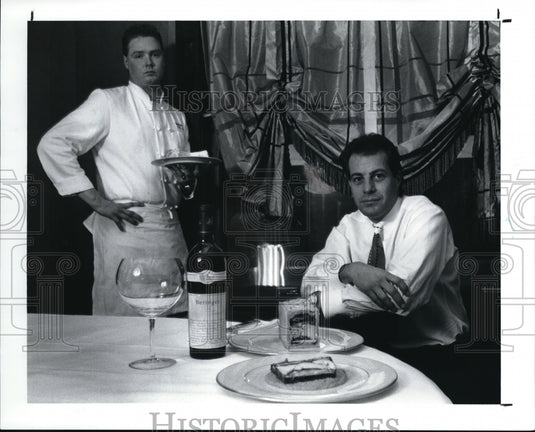 1991 Press Photo Joe Santousousso & Vid Lutz w/ vegetarian meal at Johnny's Bar - Historic Images