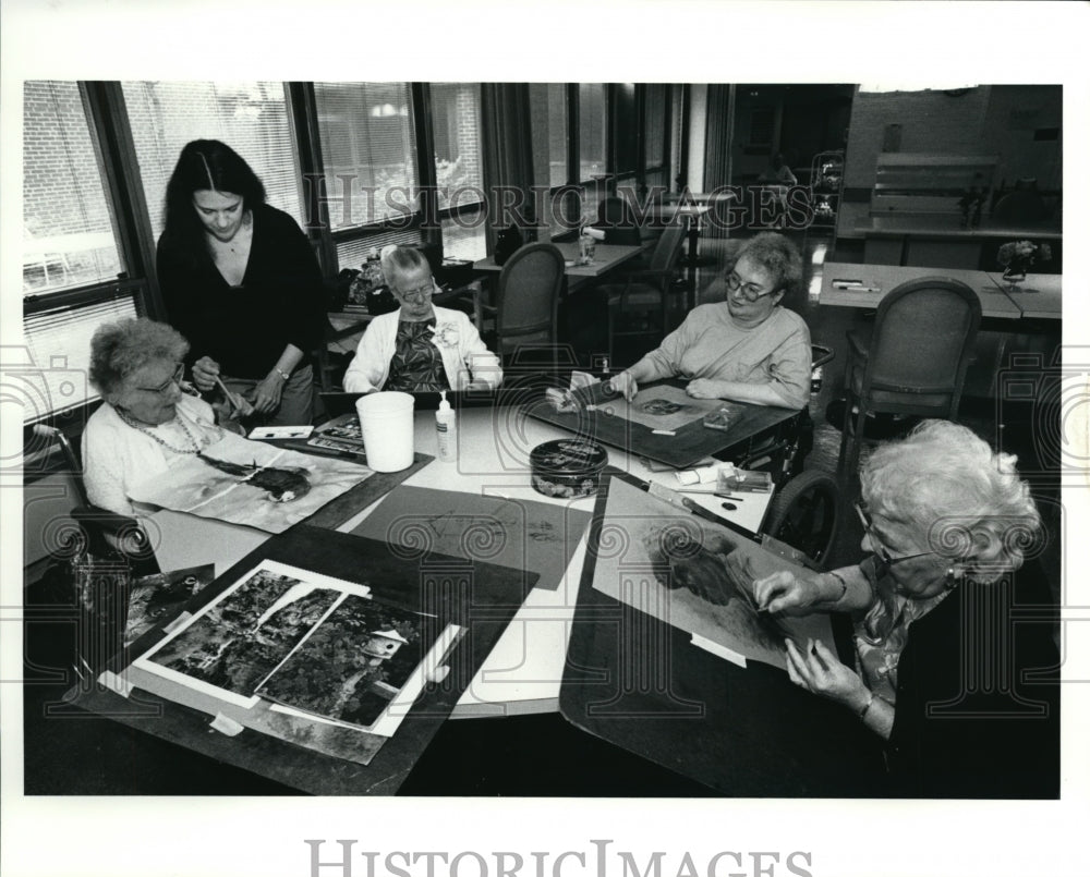 1990 Press Photo Mardel Sanzotto, art teacher holds class at Heather Hill Home - Historic Images