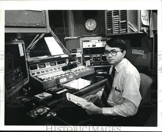 1987 Press Photo John Simna, Music Director & host of jazz show in WCLV - Historic Images