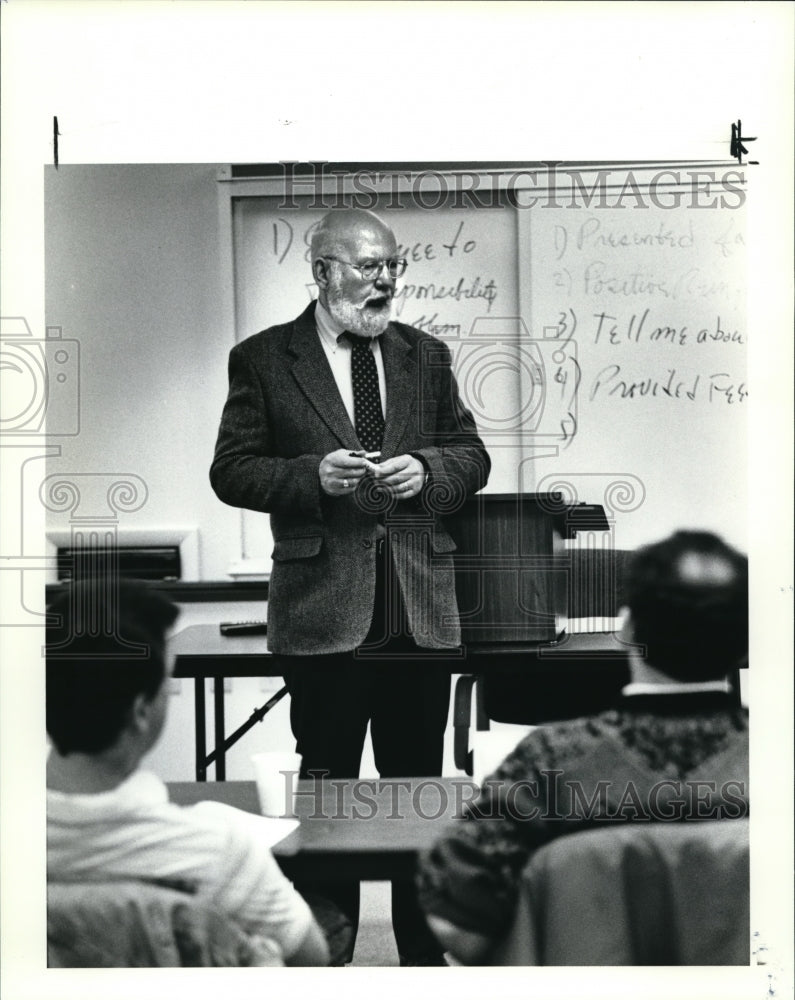 1991 Press Photo Instructor Robert A Sadeson at the Herman Education Center. - Historic Images