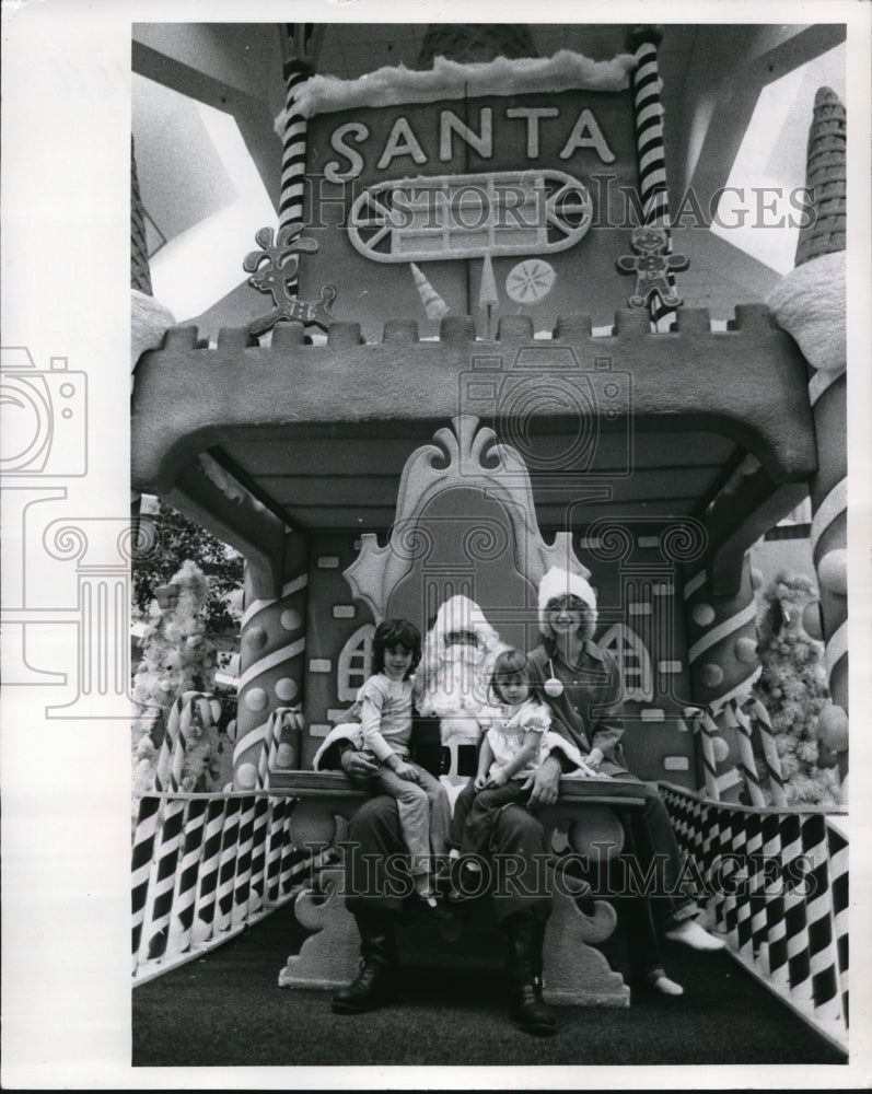 1980 Press Photo Santa Clause with Misty Lynn Kidman, Mandy Marie Kidman - Historic Images