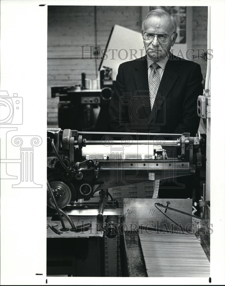 1988 Press Photo Robert Silverman w/ mail labeling machine at his firm - Historic Images