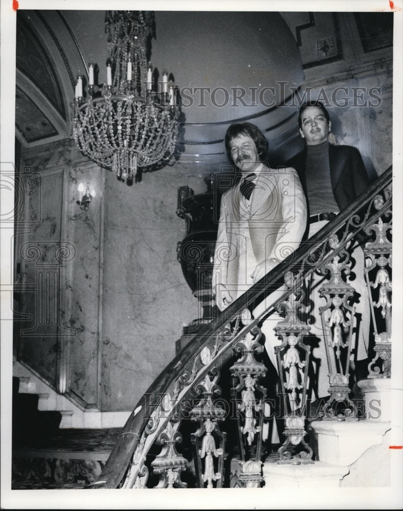 1977 Press Photo Nate Silverman & lawyer, Robert C. Kreps at Palace Theater - Historic Images