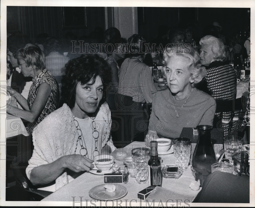 1972 Press Photo Actress Viveca Lindford and Mrs. Theodore Sherman - cva41607 - Historic Images