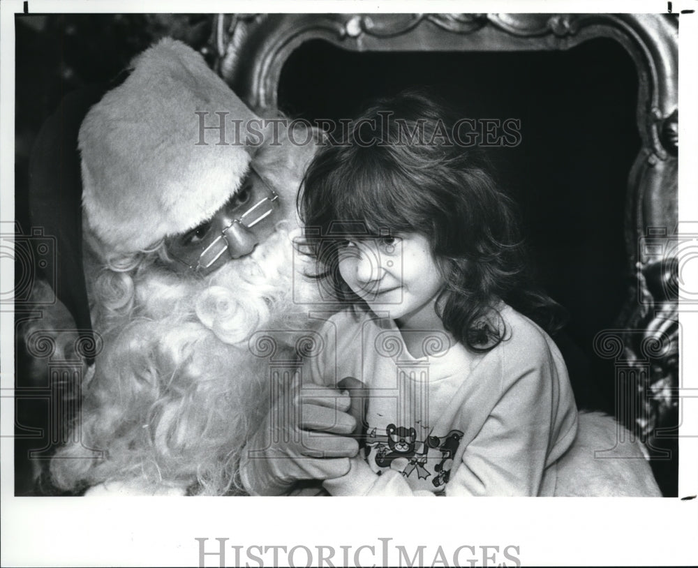 1988 Press Photo Santa at Higbees Downtown with Danneca Huerster - Historic Images