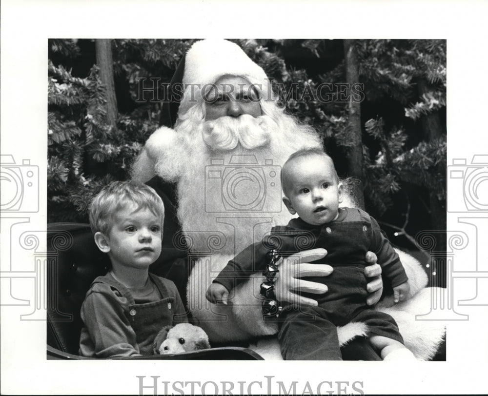 1985 Press Photo Santa Claus, Randall Mall with little Kevin and Brian Mayer - Historic Images