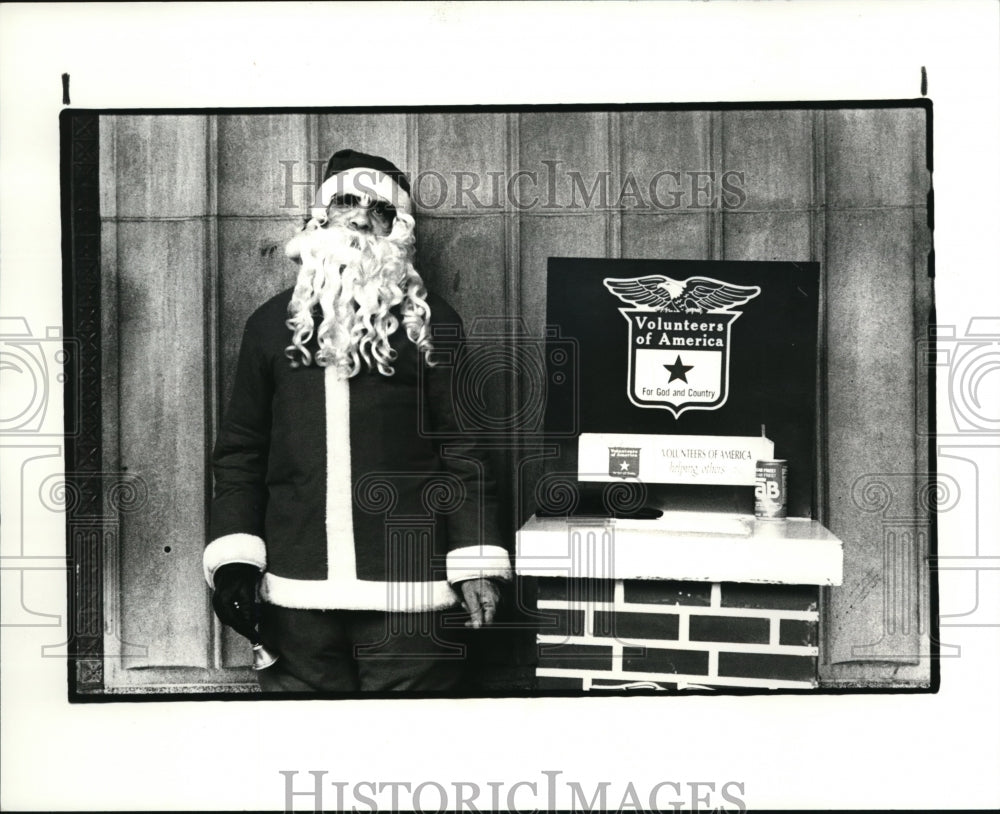 1982 Press Photo Marshall Price Volunteers of American Santa Claus - Historic Images