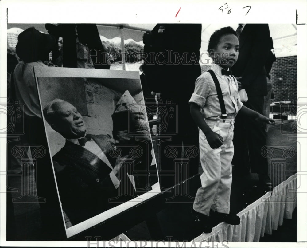 1991 Press Photo Christopher Morgan on the stage after the dedication ceremony - Historic Images