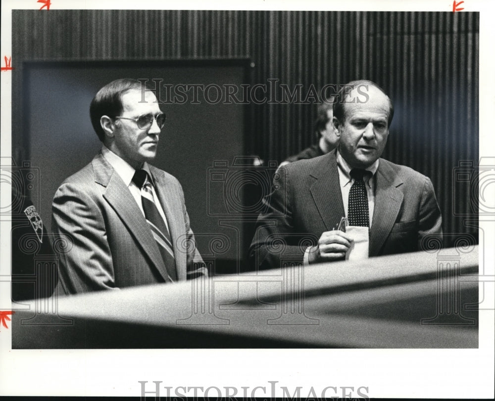 1980 Press Photo Richard B Seneff and Atty Jerry S. Gold - Historic Images