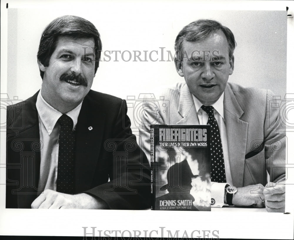 1988 Press Photo Local Fireman Jeff Shupe and author Dennis Smith - Historic Images