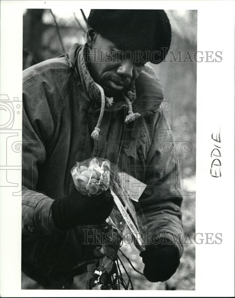 1990 Press Photo Eddie Robinson with the flowers - Historic Images