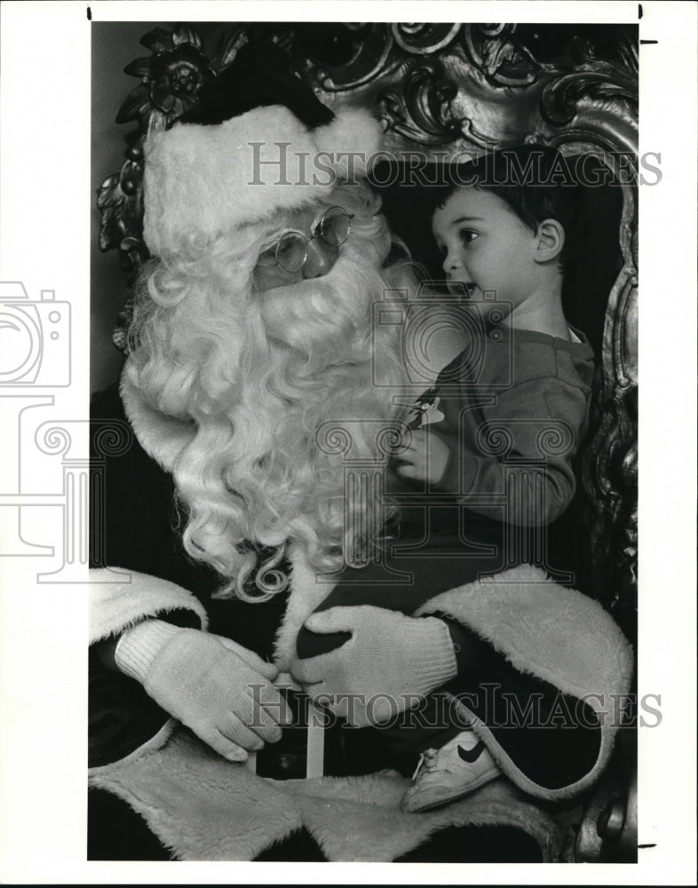 1989 Press Photo Jeff Kaplan with Santa Claus at the Higbee's-Historic Images