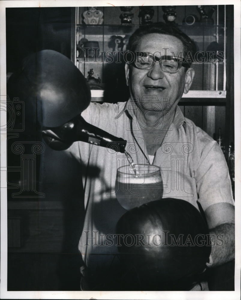 1974 Press Photo Frank Sherman, boxing teacher to the neighborhood kids - Historic Images