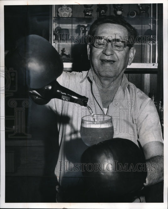 1974 Press Photo Frank Sherman, boxing teacher to the neighborhood kids - Historic Images
