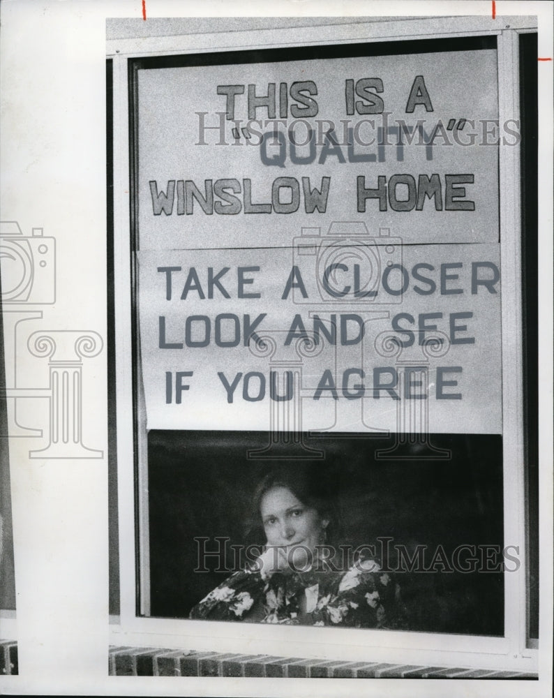 1978 Press Photo Marie Romaniak at the window with sarcastic signage - Historic Images