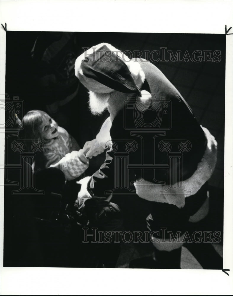 1989 Press Photo Santa Claus greets a child after the Christmas tree lighting - Historic Images